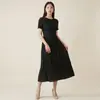 Vestido de Verão Feminino 2026 Novo Estilo com Toque de Luxo, Cor Sólida, Gola Redonda, Mangas Curtas, Cintura Alta, Vestido Evasê Emagrecedor, Vestido Estilo Miyake