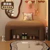 Se puede colocar un banco en la entrada del vestíbulo, sirviendo como banco para cambiarse los zapatos, un banco largo, un banco al pie de la cama, o un banco acolchado suave para el vestidor o el probador, proporcionando un lugar para descansar.