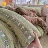 Conjunto de cama de quatro peças em estilo cartoon altamente atraente com fronha de edredom de gaze de camada dupla e lençol de cama, adequado para todas as estações, dormitório estudantil para uma pessoa, conjunto de três peças lavável