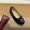 Zapatos de mujer rojos pequeños estilo francés con lazo de fondo plano 2026 primavera y otoño versátiles de ballet suaves para la noche