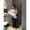Além disso, a nova coleção de outono apresenta calças jogger largas e relaxadas estilo americano com cordão e listras laterais MQ1762.