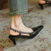 Llegada Nueva Verano 2024 Sandalias de Tacón Alto de Piel de Oveja para Mujer Color Rojo Vino Francés Punta Cuadrada Espalda Descubierta Tacón Grueso Estilo Retro Elegante