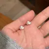 Pendientes de botón de perla en lingote de oro cepillado de plata pura S999 para mujer, nuevos pendientes populares de diseño de nicho 2026