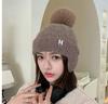 9907 Gorro de Lã com Proteção de Orelha em Veludo de Inverno, Chapéu da Moda e Versátil para Mulheres, Chapéu de Tricô à Prova de Frio e Quente com Pom Pom