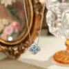 Colar de Trevo de Quatro Folhas Cravejado de Diamantes de Luxo para Meninas, Design de Nicho Estilo Frio, Joia Exquisita de Luxo Leve com Diamantes, Safira e Zircônia
