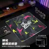 Alfombrilla de ratón de cristal micrograbado bidimensional para e-Sports, Alfombrilla de cristal resistente a las manchas de alta gama para juegos de anime y uso en oficina