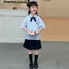 Conjunto de Meninas Estilo College de Verão Uniforme de Formatura do Jardim de Infância Roupas Infantis para o Dia das Crianças 2026 Novo Conjunto de Duas Peças para Meninos