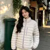 Outono/Inverno 2026 Novo Estilo Leve para Exterior Gola Alta Quente Jaqueta de Algodão Feminina Curta Casual Estilo Canelado Jaqueta de Casal