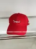 Boné Bordado Vermelho Estilo Coreano para Mulheres, Adequado para Todas as Estações, Boné de Beisebol Versátil com Atmosfera de Foto Vintage para Homens