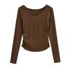 Desejo puro para vento garota gostosa top plissado slim feminino coração de galinha pequeno decote V bainha curva cintura slim camiseta de manga comprida atacado