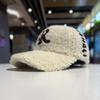 Gorro de Lana de Cordero para Hombres y Mujeres Estilo Coreano Logo de Letra R Gorra de Béisbol Versátil para Pareja Otoño e Invierno Engrosado Cálido Gorra de Pico
