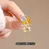 Broche de aleación nuevo y moderno, pin premium de nicho de alta gama para mujer, accesorio de broche versátil de alta gama para abrigos y trajes