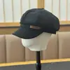 Gorra octogonal retro de gamuza con etiqueta pequeña de cuero para otoño e invierno para mujer, nueva moda 2026 gorra de vendedor de periódicos versátil