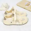 Tênis de Malha Respirável Cor Creme 2026 Verão Novo Sola Fina Leve Sapatos Brancos Tênis Versátil para Campus para Mulheres