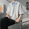 Camiseta de verano gris de manga corta a rayas con cuello en V, de dos piezas falsas, para hombre, resistente, elegante, con cuello camisero, tipo polo recto de hombros, estilo americano juvenil