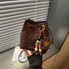 Este año, los bolsos tipo cubo de estampado de leopardo de moda son tendencia en el mercado de exportación.. Aquí está la nueva colección 2026: un bolso de hombro y bandolera retro y versátil para mujer