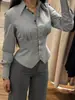 Nueva Camisa Gris de Manga Larga para Mujer Primavera y Otoño 2026 con Diseño de Nicho Retro Francés y Rayas con Hebilla Metálica