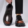 Venta al por mayor transfronteriza de zapatos de vestir de negocios para hombre en tallas grandes, con suelas gruesas para mayor altura, estilo británico, punta redonda y diseño de cordones para un look casual