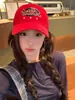 Gorra de Béisbol Bordada con Letras Estilo Retro Americano para Mujer, Modelo Nuevo 2026, Circunferencia de Cabeza Grande, Parte Superior Suave, Gorra de Visera Roja para el Día a Día