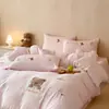 Fofo estilo infantil outono e inverno espessado estilo creme leite velo quatro peças conjunto quente pequeno urso bordado desenho animado dupla face velo roupa de cama