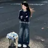 Traje energético da moda para menina: um cardigã longo de mangas compridas, doce e adornado com um laço, combinado com calças jeans de corte folgado, perfeito para a primavera e o outono