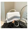 Bolsas pequeñas populares para mujer, bolsos de mano retro simples y modernos, bandoleras versátiles, bolsos cuadrados pequeños de un solo hombro, nuevos estilos de otoño e invierno