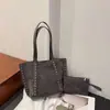 Bolsa Feminina de Camurça 2025 Nova Vintage Versátil Bolsa de Ombro com Rebites para Aula e Deslocamento Bolsa Tote