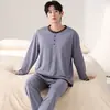 Pijama de algodón para hombre de manga larga y pantalón largo en stock, nuevo estilo de otoño, cuello redondo, sin botones, casual, se puede usar afuera, conjunto de dos piezas para estar en casa