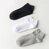 Processamento e Personalização de Meias Finas de Algodão Masculinas e Femininas com Meias Curtas Costuradas à Mão com Ponto de Olho em Estoque para Personalização de Acordo com Desenhos