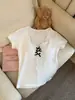 2025 Novo Estilo de Verão Justa Slim Decote V Renda Costurada Camiseta Curta Elegante Feminina Design de Nicho Top Curto