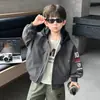 Chaqueta Falsa de Dos Piezas para Niños Otoño Nuevo Fresca Elegante Cortavientos Infantil Ropa para Bebé Niño Primavera y Otoño Chaqueta con Capucha de Moda