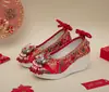 Zapatos de Boda Estilo Chino Xiuhe con Escamas Doradas, Zapatos de Boda Nupcial Rojos Tradicionales Hanfu para Mujer, que Aumentan la Altura
