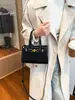 Bolso cruzado de nicho coreano para mujer, bolso de hombro versátil de alta gama para el día a día, bolso de mano simple a la moda, lujo ligero
