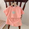 Conjunto Casual de Algodón de Manga Corta para Bebé y Niño con Estilo Ins Coreano Color Caramelo Camiseta con Letras de Bebé y Smiley Shorts Conjunto de Dos Piezas