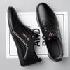 Novos Sapatos Casuais Masculinos Transfronteiriços, Sapatos de Couro Respiráveis, Confortáveis e Versáteis, Sapatos Brancos de Solado Macio Estilo Coreano, Sapatos Slip-On Beanie