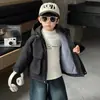 Chaqueta de Algodón Gruesa con Bolsillo Tridimensional de Terciopelo para Niños Estilo Otoño e Invierno 2026 Nuevo Estilo de Invierno para Niños Pequeños y Medianos Ropa de Algodón de Dos Capas Moderna