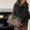 Bolsa Tote Relaxada Estampa de Leopardo Transfronteiriça para Mulheres Outono e Inverno 2026 Nova Versátil para o Dia a Dia Grande Capacidade de Ombro e Axila