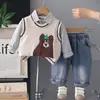 Novo Conjunto para Meninos para Primavera e Outono, Roupas Infantis Estilosas, Conjunto de Três Peças com Colete Suéter Casual de Outono para Bebê