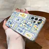 Popular en Japón y Corea del Sur, esta funda retro de una sola capa para Galaxy S26 con patchwork floral azul presenta un diseño de cobertura total con recortes precisos para el S25