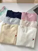Camiseta Feminina Rena Spring Tricô Twist Coreano Estampa de Coração Ombro Direito Manga Curta Gola Redonda Slim Versátil