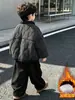Conjunto de Ropa de Invierno para Niños 2026 Nuevo Elegante Estilo Otoño/Invierno para Bebé Chaqueta Rayada Conjunto de Tres Piezas Ropa de Invierno para Niños