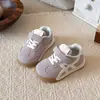 Zapatillas Blancas para Niños 2026 Otoño Nueva Moda Versátiles Zapatos Deportivos para Niñas con Suela Suave, Antideslizantes y Cierre de Velcro para Correr