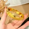 Pulseira de latão banhado a ouro com rosa de cristal de gelo, mesmo estilo das lojas de ouro, pulseira deslumbrantemente brilhante, joias femininas clássicas para atacado