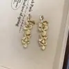 Pendientes Florales Dorados Vintage Estilo Francés, Moda de Lujo Ligero, Pendientes Versátiles con un Toque Sencillo, de Nicho y de Alta Gama para Mujeres