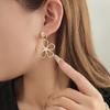 Brincos retrô ocos de pérolas grandes com flores galvanizadas, brincos europeus e americanos leves e luxuosos, de personalidade simples e versáteis