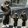 Conjunto de niño con estampado de leopardo, nueva colección otoño 2026, ropa casual de otoño elegante y moderna, conjunto deportivo de dos piezas