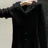 Camiseta base de punto con patchwork de encaje para mujer, nuevo estilo de invierno 2025, única y extremadamente favorecedora, top adelgazante para figuras petite