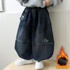 Calça Infantil Estilo Outono e Inverno 2026 Novo Estilo Jeans com Pelúcia para Bebês Calça Longa Casual Acolchoada de Veludo Infantil