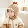 Gorro para bebé, diseño de dinosaurio de dibujos animados para otoño e invierno, gorro tejido grueso y cálido para niños, con protección para las orejas, adecuado para niñas, y diseñado como un gorro con capucha para mantener a los bebés abrigados en climas fríos
