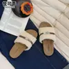 Chinelos peludos modernos de sola grossa para aumentar a altura para mulheres, novos sandálias versáteis de lã de cordeiro para uso externo do outono de 2026